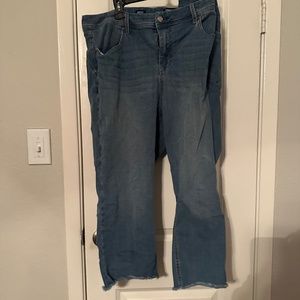 BUTT BOOSTING Crop Jean